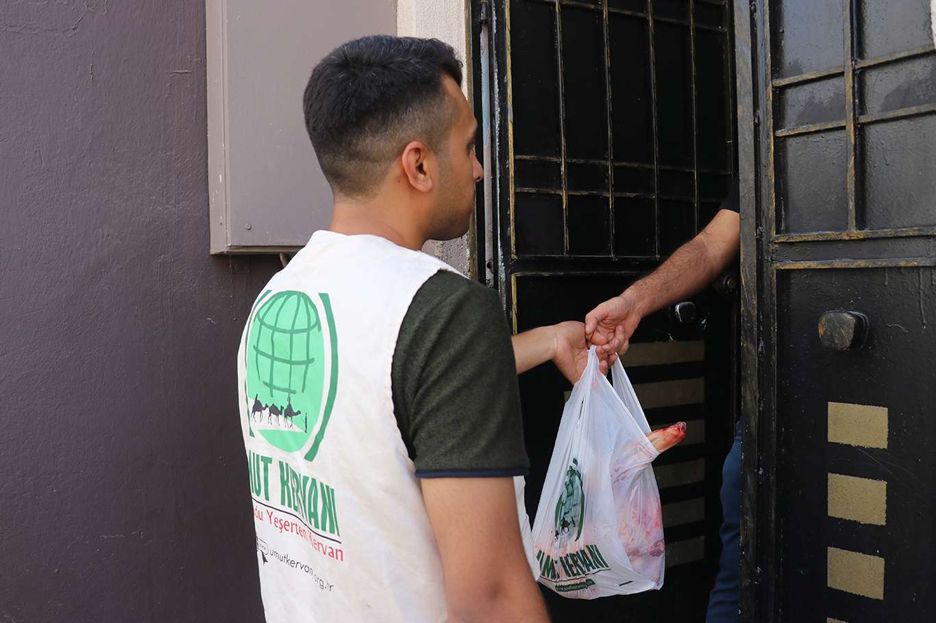 Hope Caravan distributes meat from sacrificed animals to needy in southeastern Türkiye